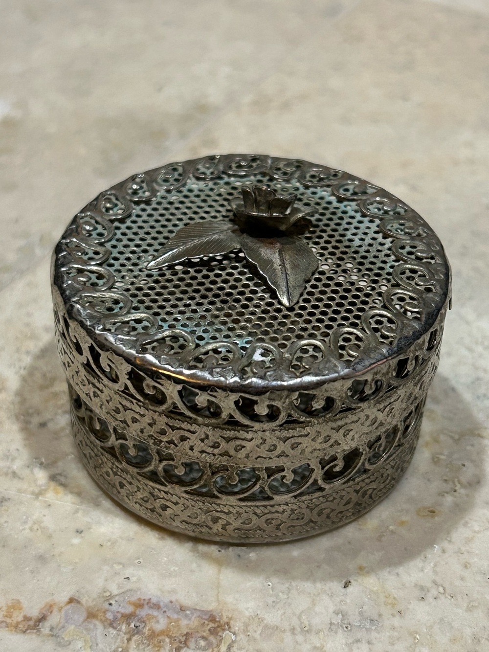 vintage silver-plated trinket box featuring a detailed filigree mesh design